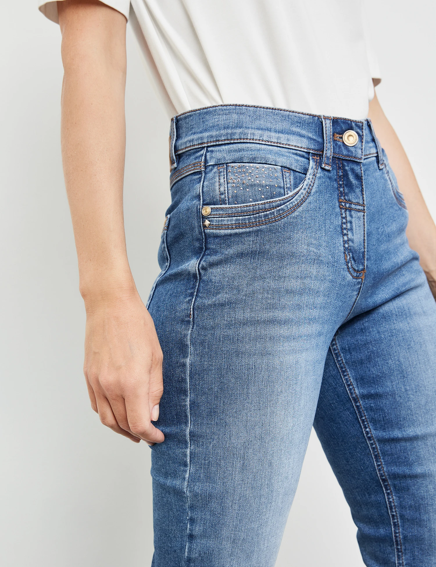 Gerry Weber 5-Pocket Jeans Best4me Slimfit Mit Steinchendekor 6 Gerry Weber 5-Pocket Jeans Best4me Slimfit Mit Steinchendekor – Bild 4