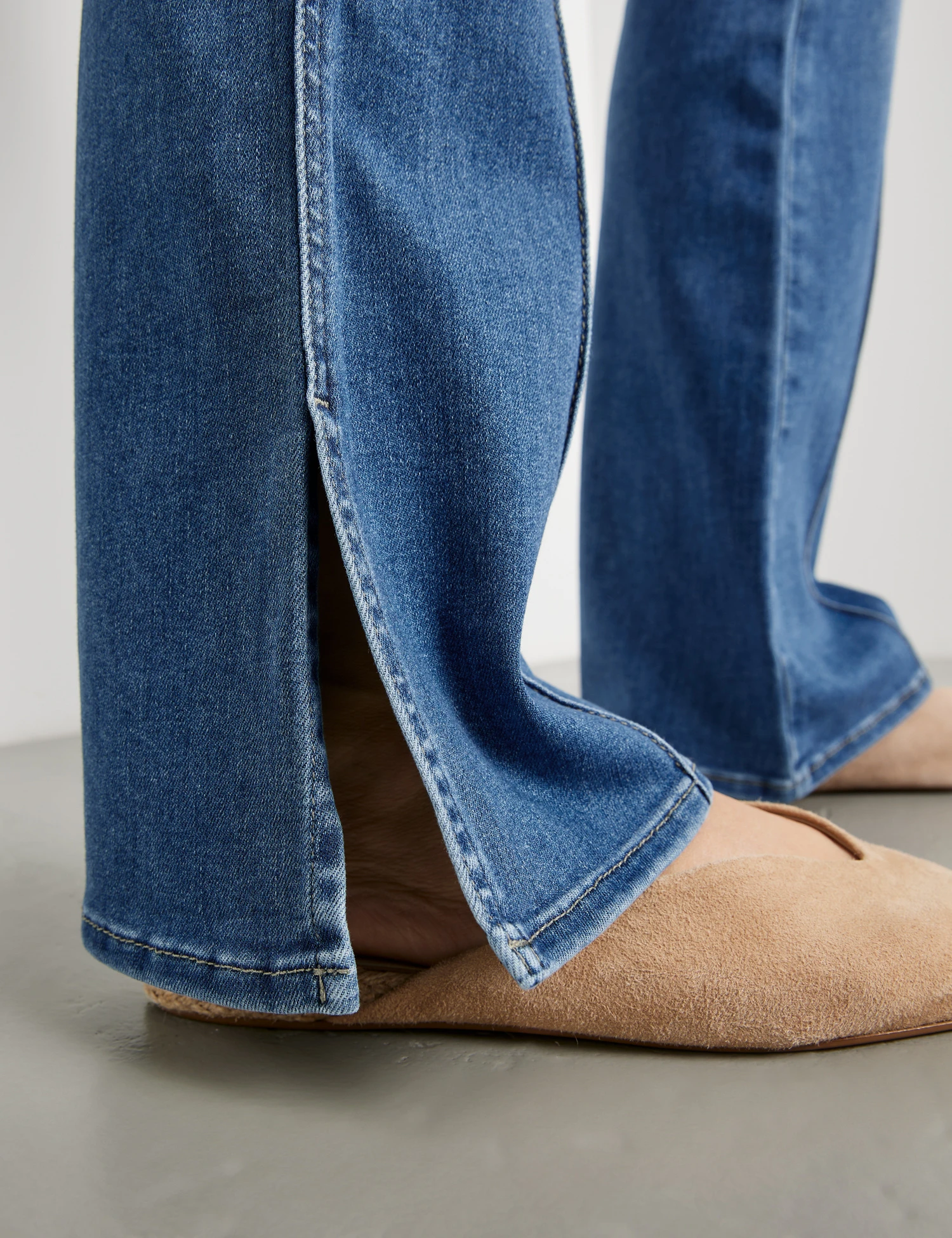 Gerry Weber 5-Pocket Jeans Flared Mit Längsbiese Und Seitenschlitzen 6 Gerry Weber 5-Pocket Jeans Flared Mit Längsbiese Und Seitenschlitzen – Bild 4