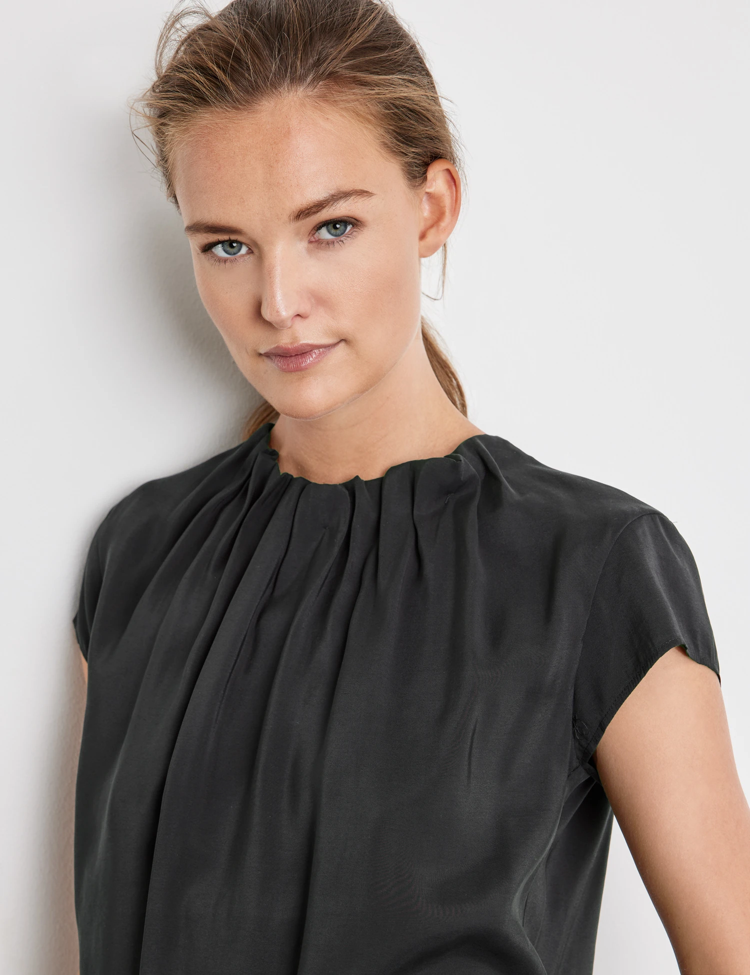 Taifun Blusenshirt Mit Gerafftem Ausschnitt 5 Taifun Blusenshirt Mit Gerafftem Ausschnitt – Bild 4