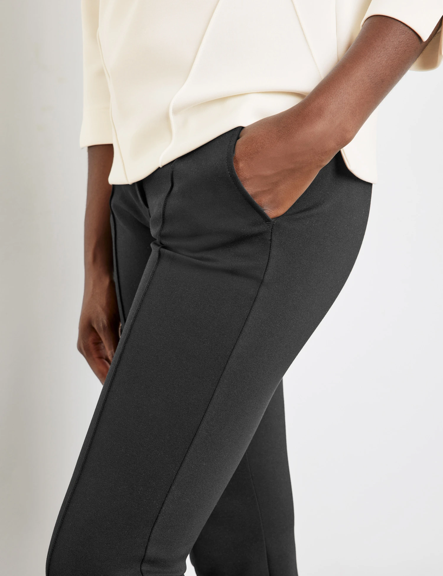 Gerry Weber Flared-Hose Mit Längsbiese Und Stretchanteil 6 Gerry Weber Flared-Hose Mit Längsbiese Und Stretchanteil – Bild 4