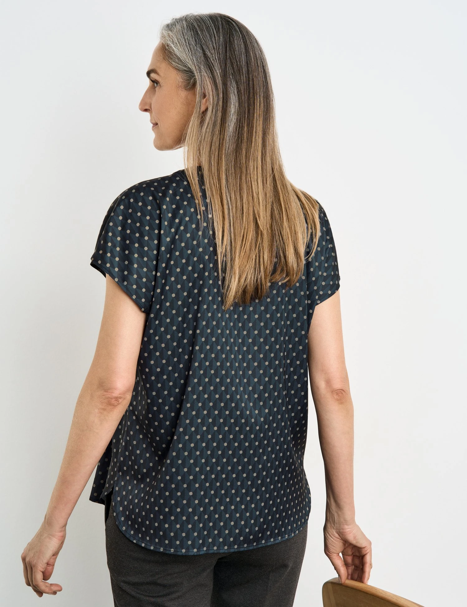 Gerry Weber Fließende Kurzarmbluse Mit Grafischem Muster 8 Gerry Weber Fließende Kurzarmbluse Mit Grafischem Muster – Bild 6