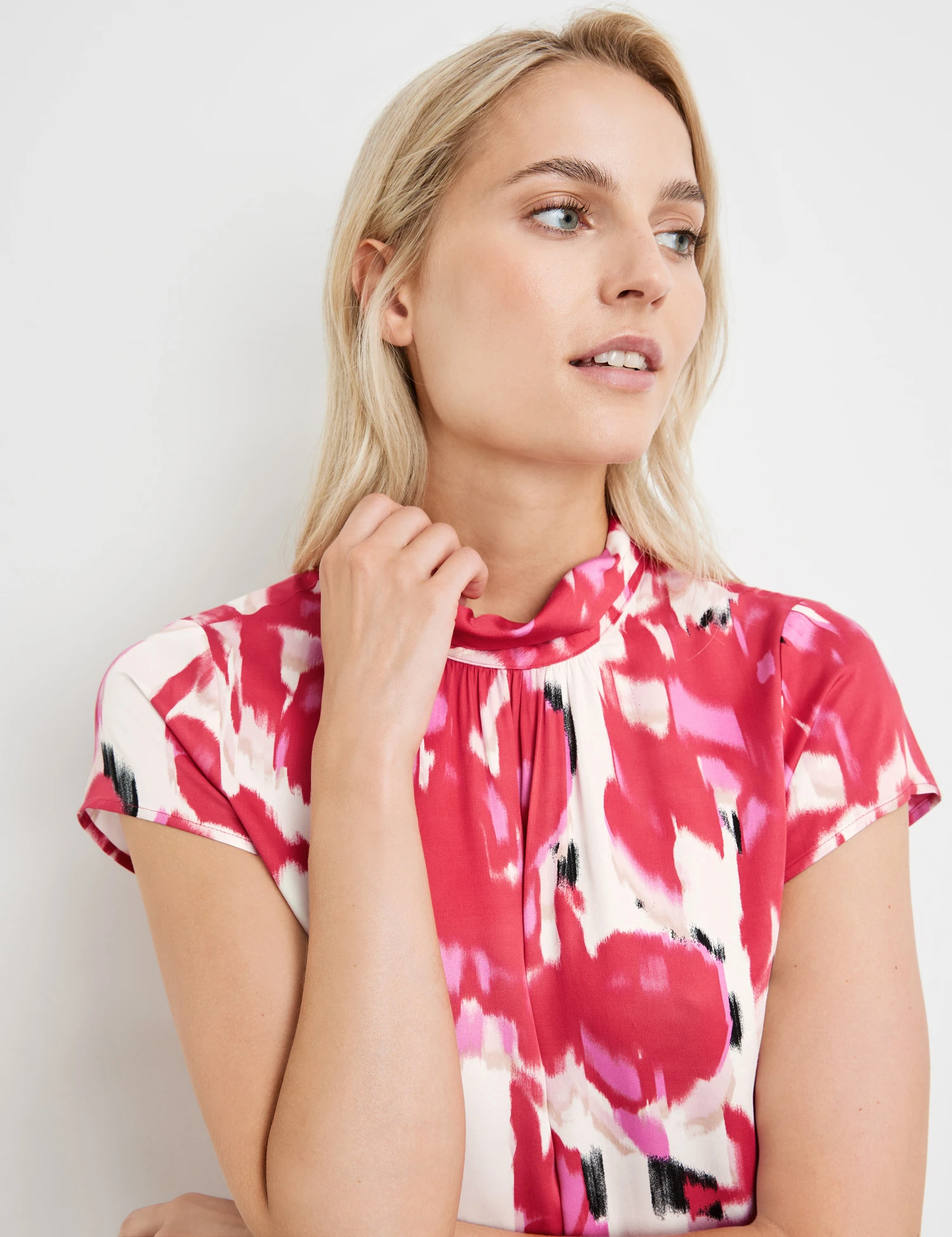 Taifun Floral Gemusterte Kurzarmbluse Mit Kleinem Stehkragen 6 Taifun Floral Gemusterte Kurzarmbluse Mit Kleinem Stehkragen – Bild 4