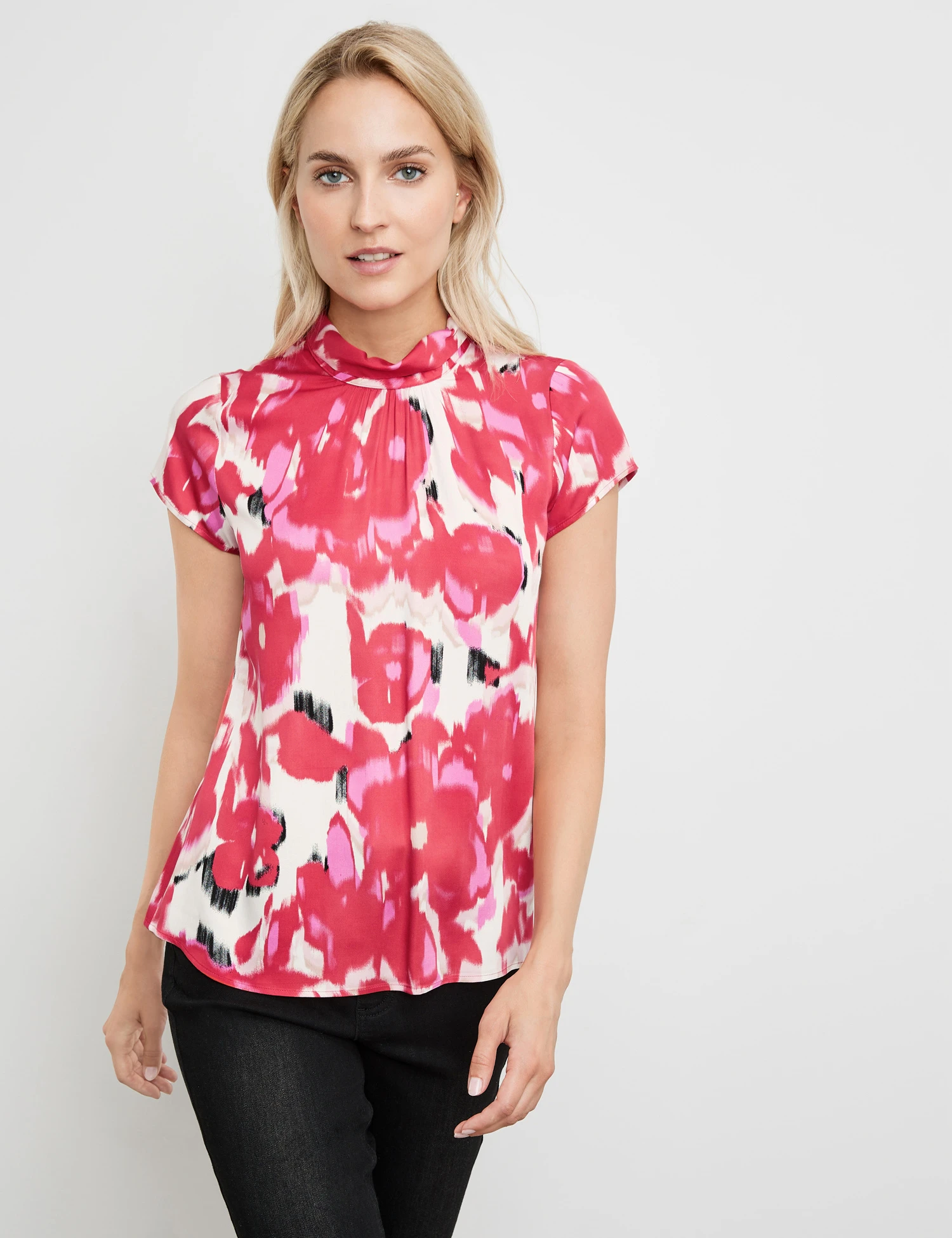 Taifun Floral Gemusterte Kurzarmbluse Mit Kleinem Stehkragen 3 Taifun Floral Gemusterte Kurzarmbluse Mit Kleinem Stehkragen