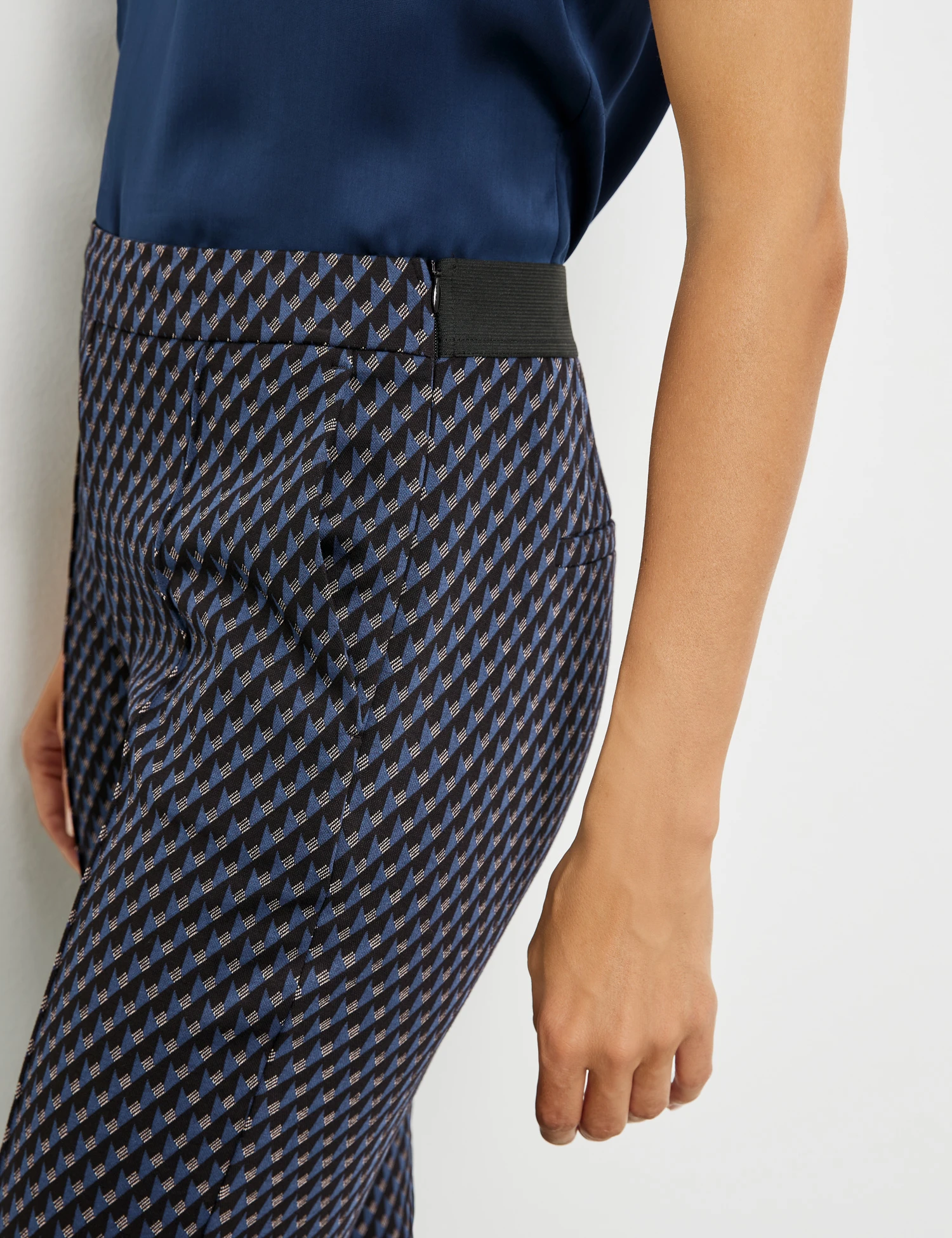 Gerry Weber Gemusterte 7/8 Stretchhose Mit Seitenschlitzen 6 Gerry Weber Gemusterte 7/8 Stretchhose Mit Seitenschlitzen – Bild 4