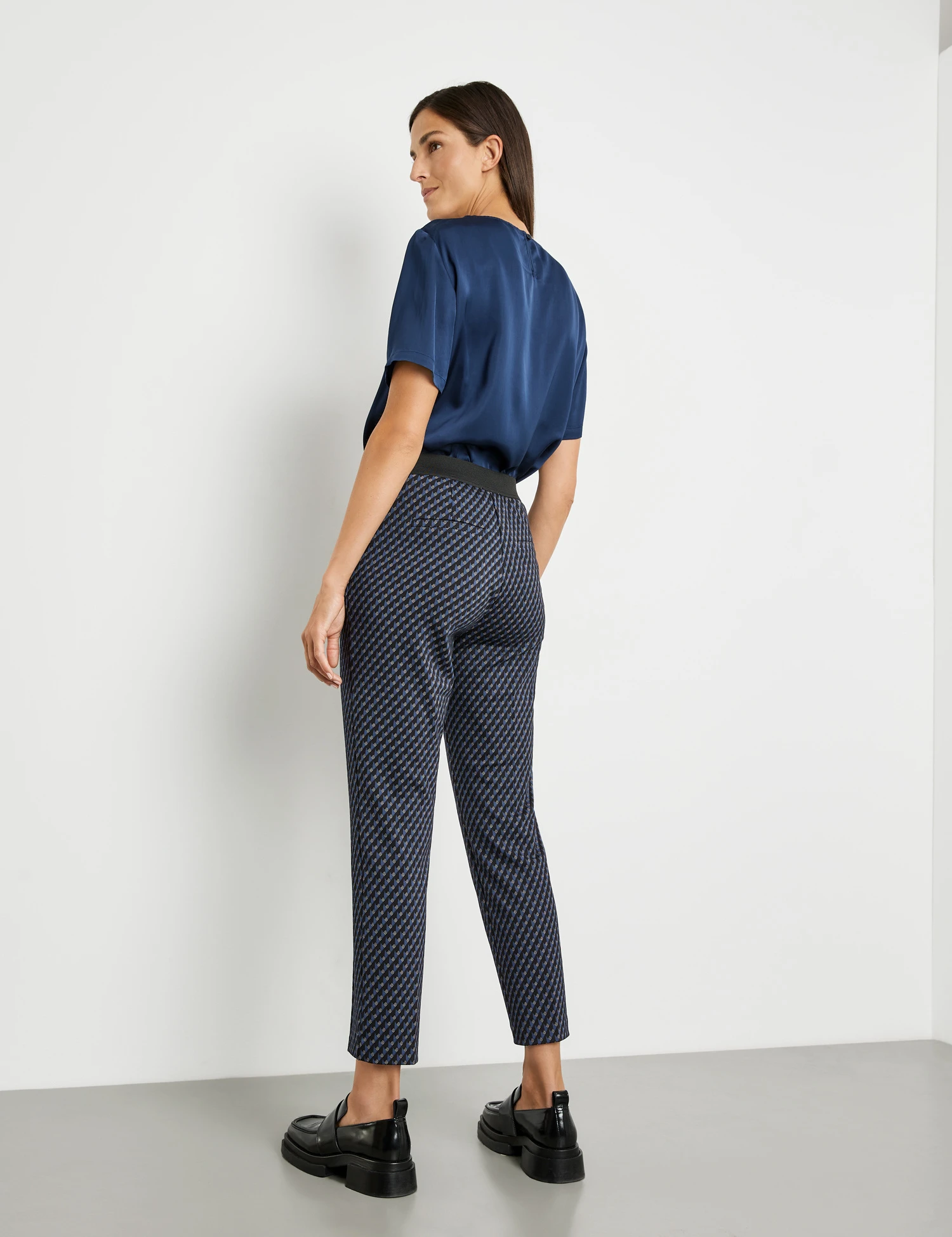 Gerry Weber Gemusterte 7/8 Stretchhose Mit Seitenschlitzen 8 Gerry Weber Gemusterte 7/8 Stretchhose Mit Seitenschlitzen – Bild 6