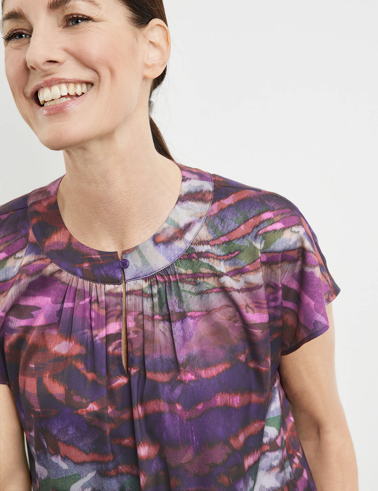 Gerry Weber Gemustertes Blusenshirt Mit Ausschnittdetail 6 Gerry Weber Gemustertes Blusenshirt Mit Ausschnittdetail – Bild 4