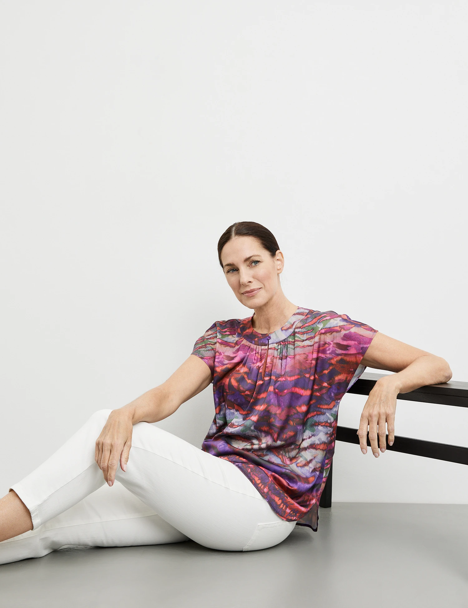 Gerry Weber Gemustertes Blusenshirt Mit Ausschnittdetail 7 Gerry Weber Gemustertes Blusenshirt Mit Ausschnittdetail – Bild 5