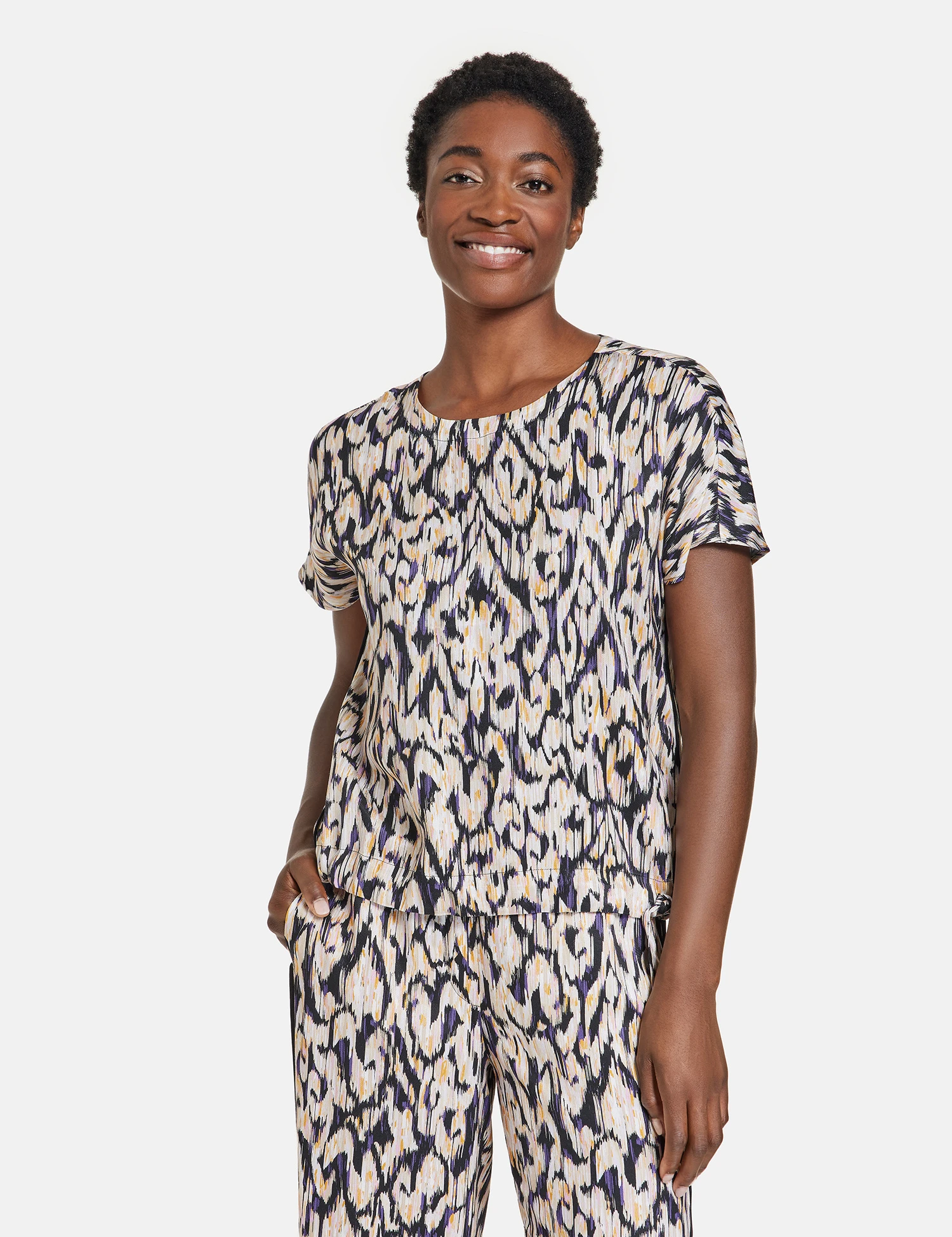 Gerry Weber Gemustertes Blusenshirt Mit Gerafftem Saum 9 Gerry Weber Gemustertes Blusenshirt Mit Gerafftem Saum – Bild 7