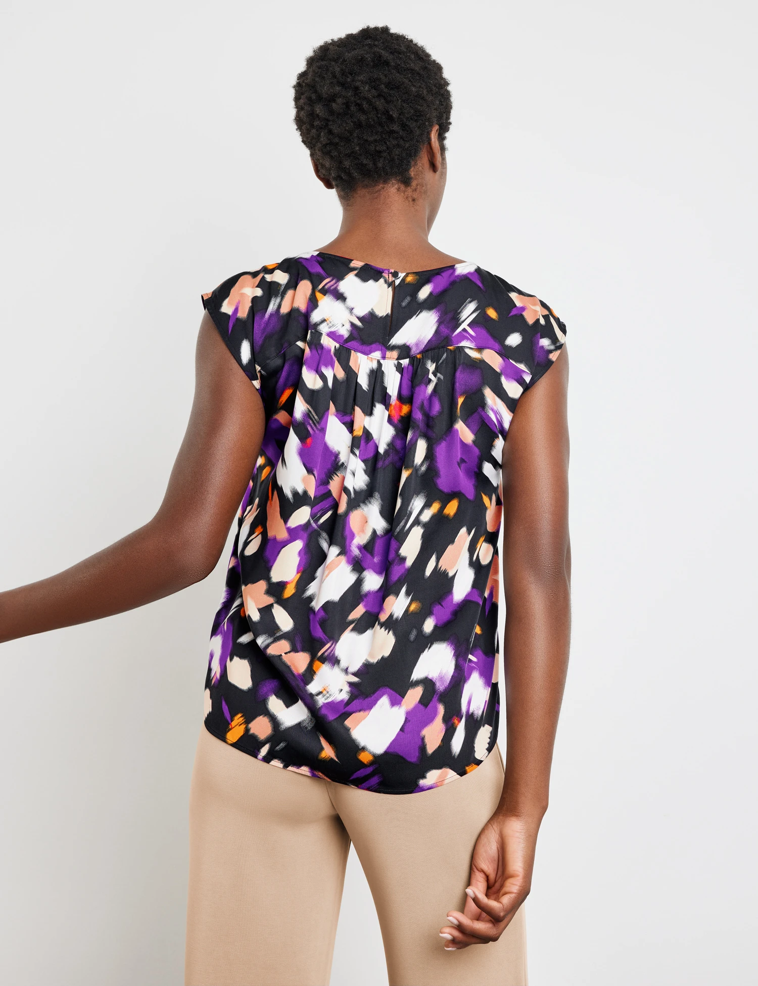 Gerry Weber Gemustertes Blusenshirt Mit Kleinem Schlitz Am Rücken 8 Gerry Weber Gemustertes Blusenshirt Mit Kleinem Schlitz Am Rücken – Bild 6