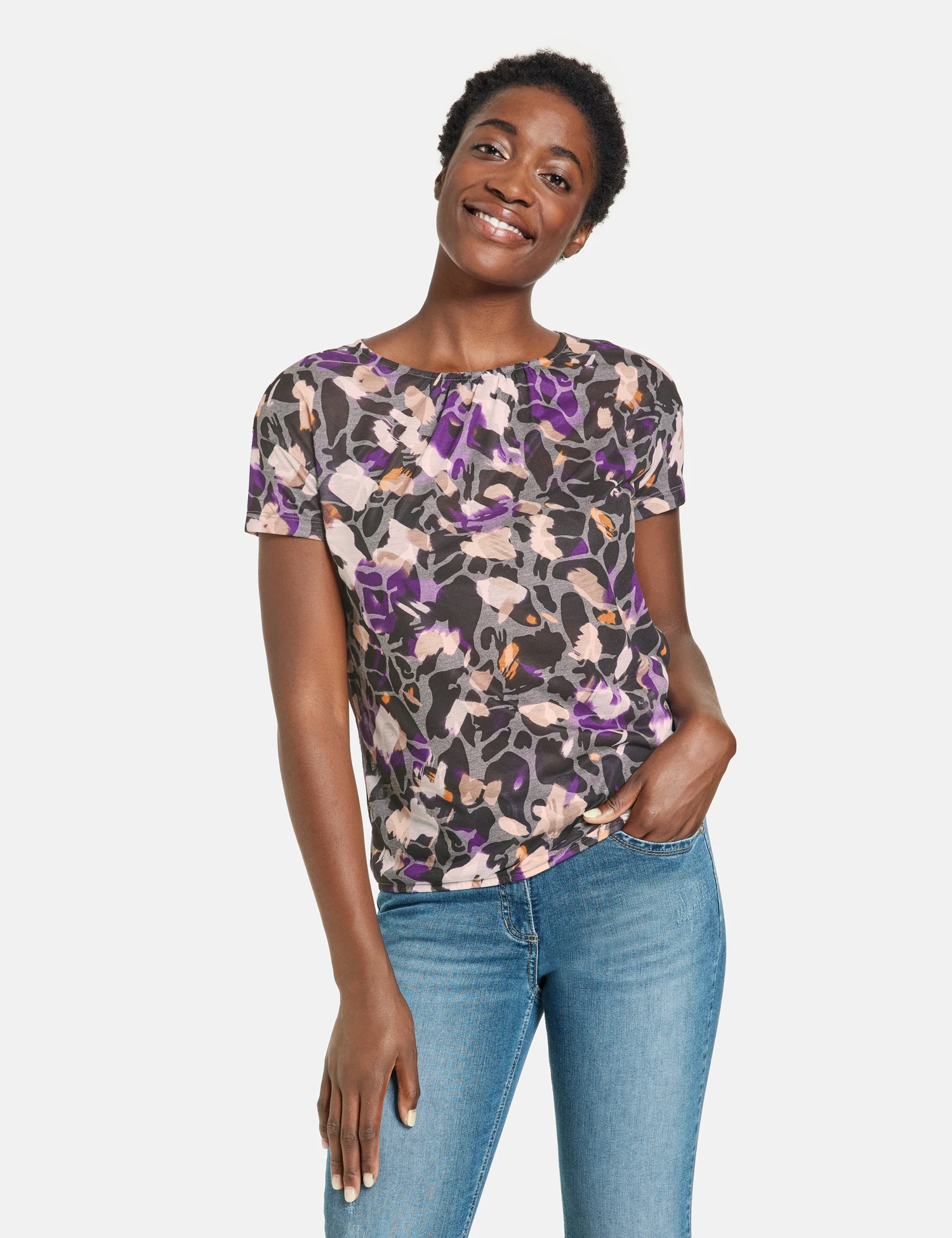 Gerry Weber Gemustertes Kurzarmshirt Mit Elastischem Saum 9 Gerry Weber Gemustertes Kurzarmshirt Mit Elastischem Saum – Bild 7