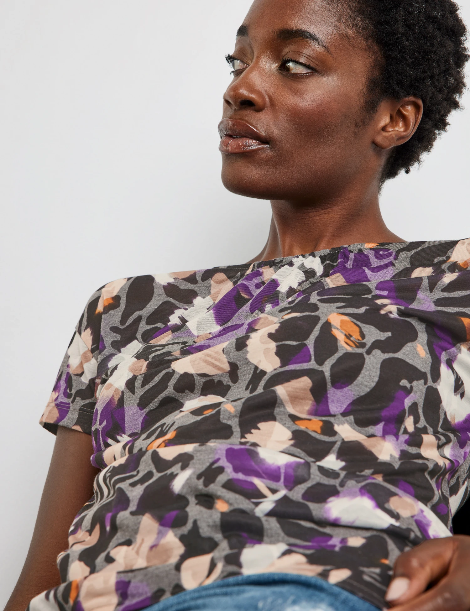 Gerry Weber Gemustertes Kurzarmshirt Mit Elastischem Saum 6 Gerry Weber Gemustertes Kurzarmshirt Mit Elastischem Saum – Bild 4