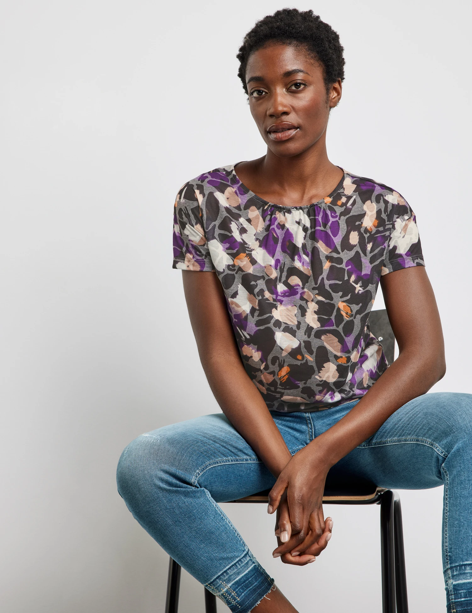 Gerry Weber Gemustertes Kurzarmshirt Mit Elastischem Saum 7 Gerry Weber Gemustertes Kurzarmshirt Mit Elastischem Saum – Bild 5