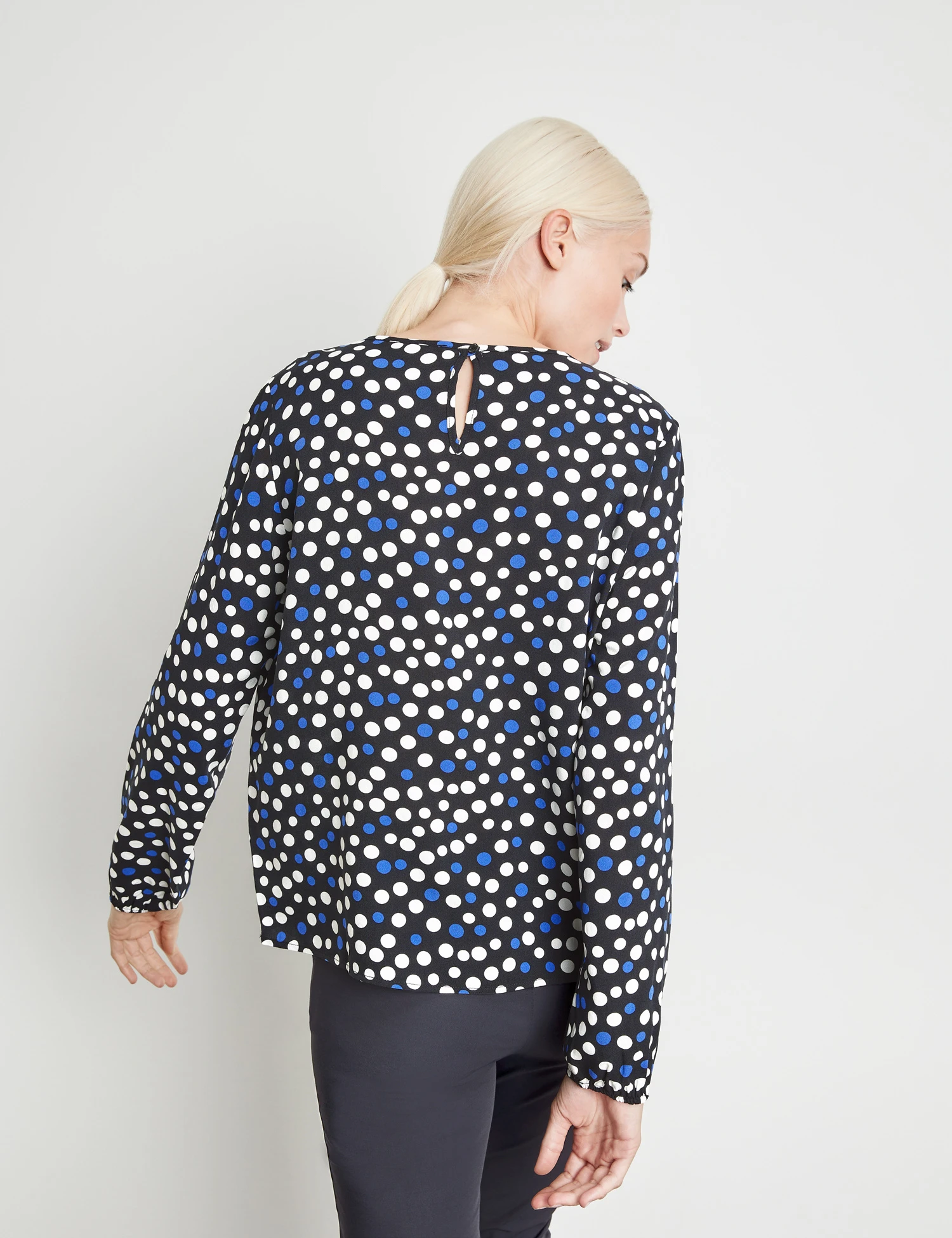 Taifun Gepunktetes Blusenshirt Mit Elastischem Ärmelsaum 7 Taifun Gepunktetes Blusenshirt Mit Elastischem Ärmelsaum – Bild 5