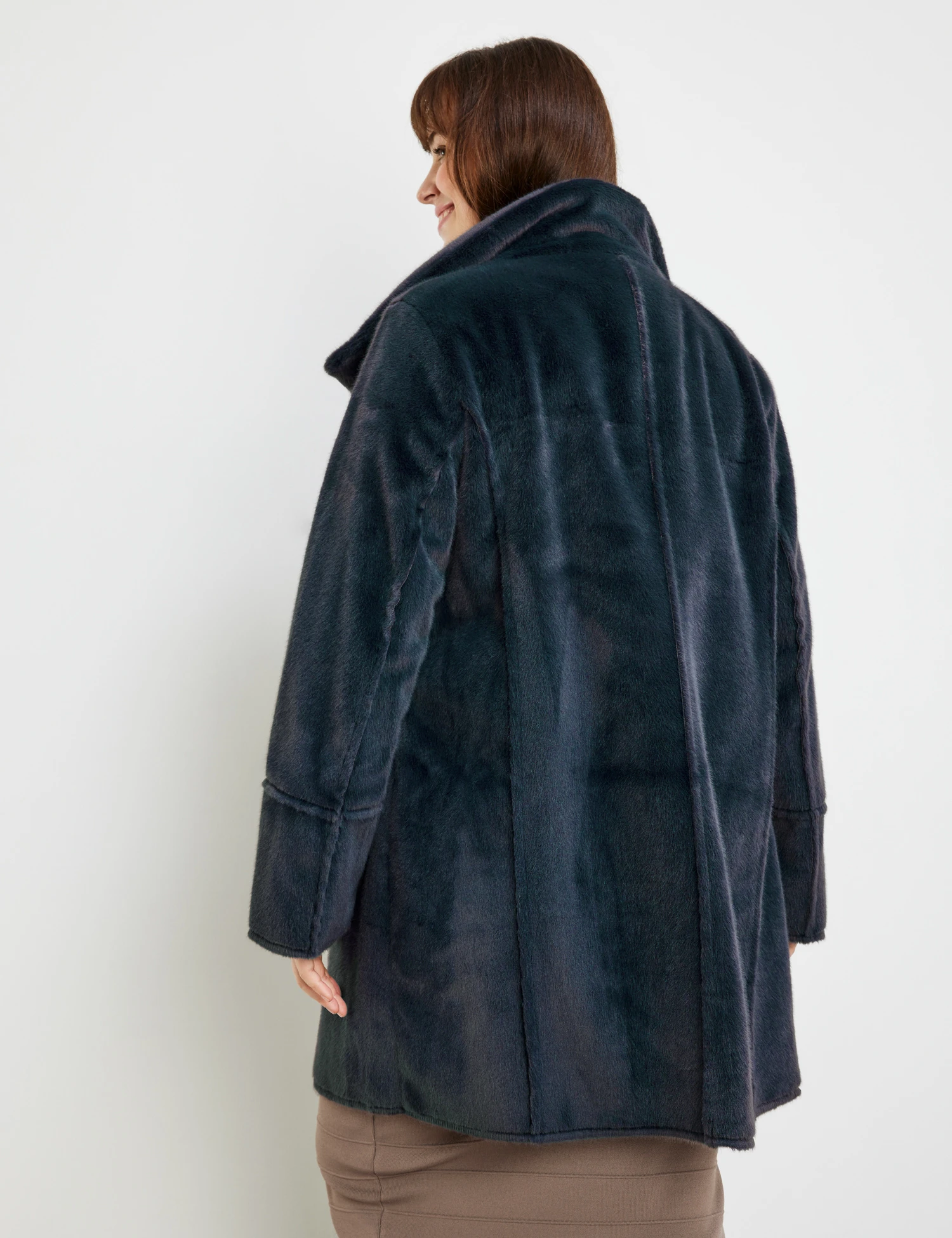 Kuscheliger Webpelz-Mantel 8 Kuscheliger Webpelz-Mantel – Bild 6