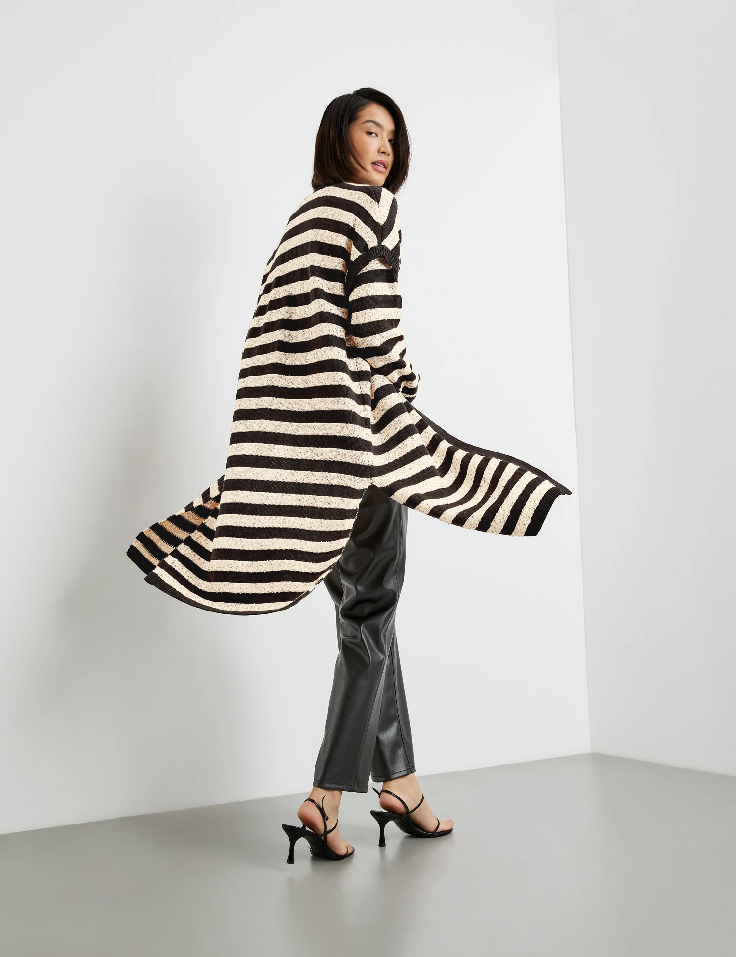 Taifun Lange Strickweste Mit Pailletten-Dekor 8 Taifun Lange Strickweste Mit Pailletten-Dekor – Bild 6