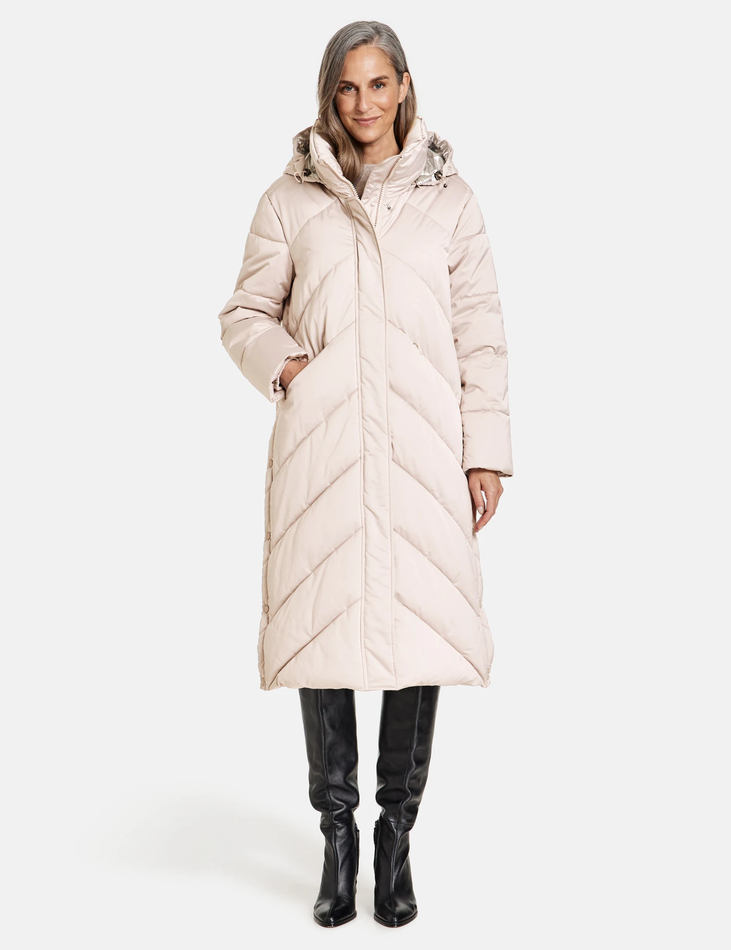 Gerry Weber Langer Steppmantel Mit Geknöpften Seitenschlitzen 9 Gerry Weber Langer Steppmantel Mit Geknöpften Seitenschlitzen – Bild 7