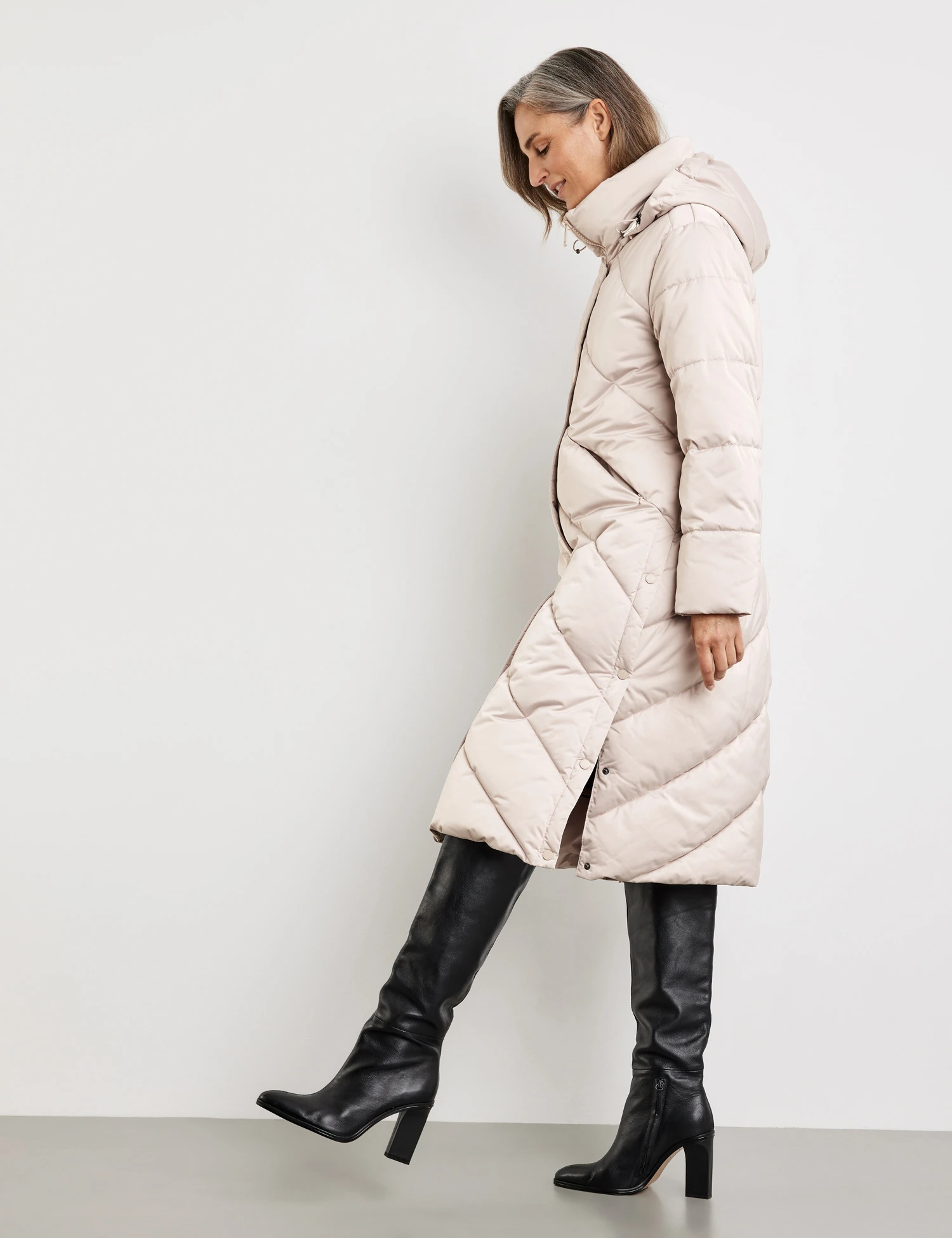 Gerry Weber Langer Steppmantel Mit Geknöpften Seitenschlitzen 7 Gerry Weber Langer Steppmantel Mit Geknöpften Seitenschlitzen – Bild 5