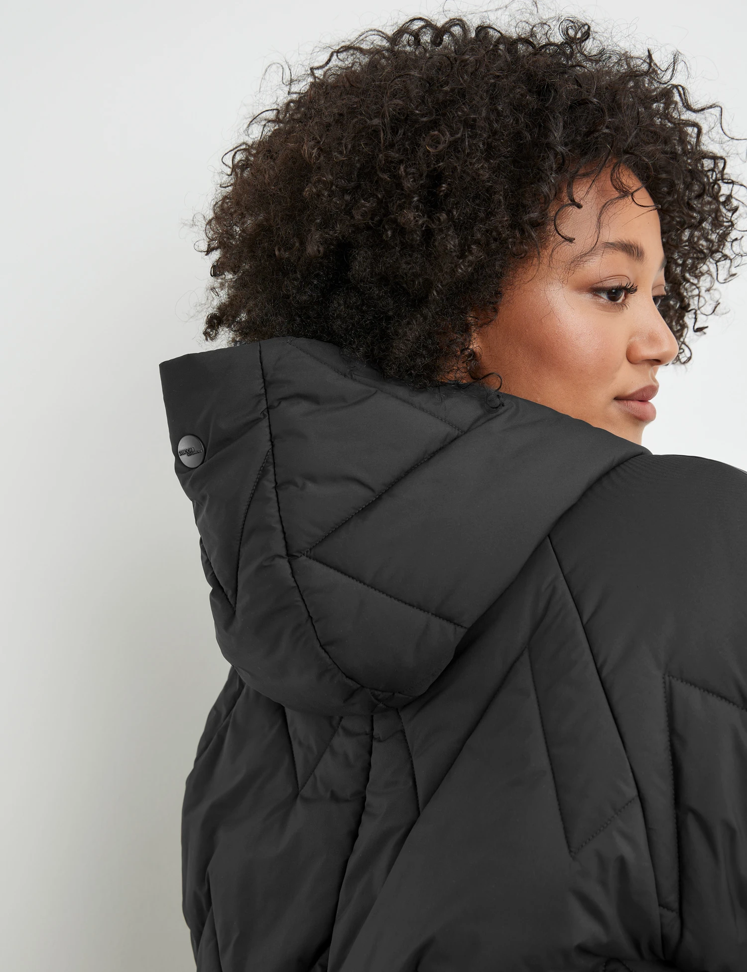 Leichter Steppmantel Mit Kapuze 6 Leichter Steppmantel Mit Kapuze – Bild 4