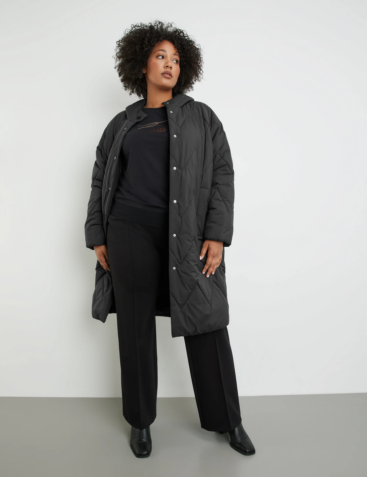 Leichter Steppmantel Mit Kapuze 7 Leichter Steppmantel Mit Kapuze – Bild 5