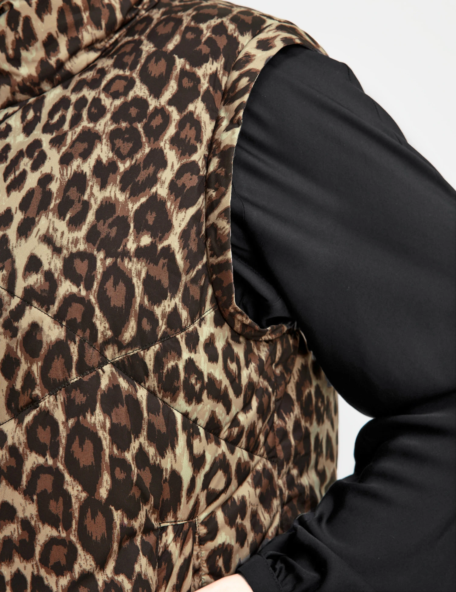 Leo-Steppjacke Mit Abnehmbaren Ärmeln 6 Leo-Steppjacke Mit Abnehmbaren Ärmeln – Bild 4