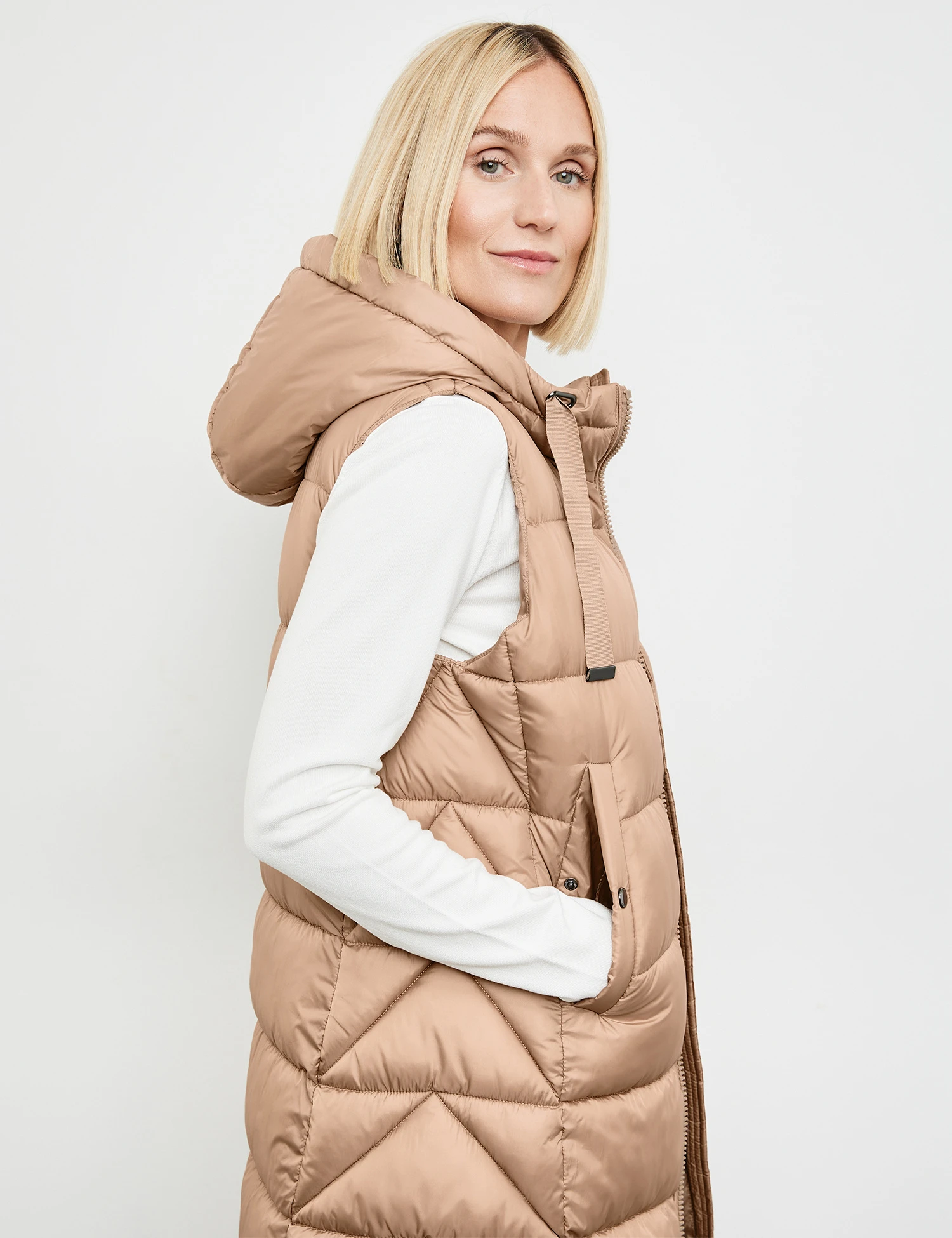 Gerry Weber Longweste Mit Daunenfeeling Und Tunnelband 6 Gerry Weber Longweste Mit Daunenfeeling Und Tunnelband – Bild 4