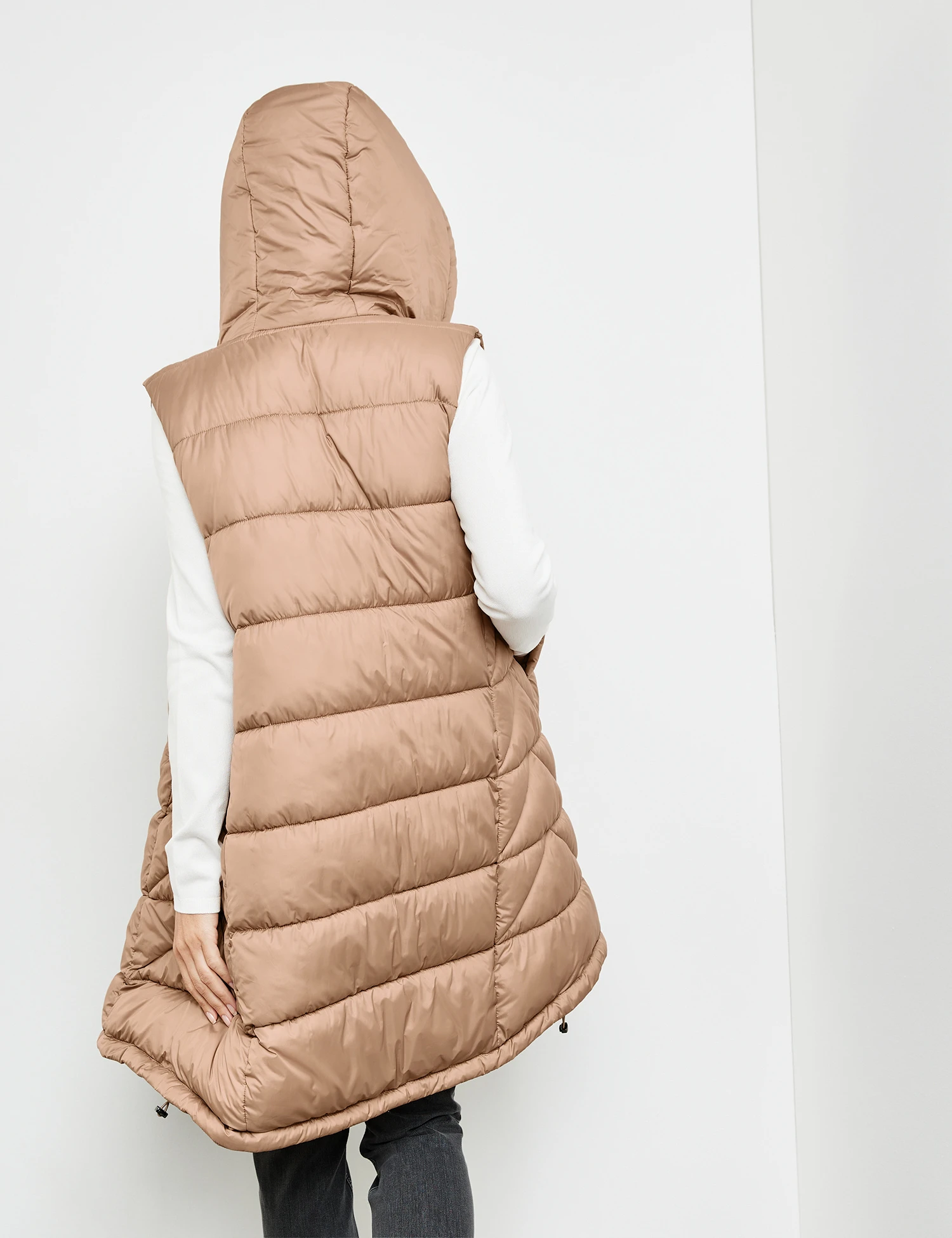 Gerry Weber Longweste Mit Daunenfeeling Und Tunnelband 7 Gerry Weber Longweste Mit Daunenfeeling Und Tunnelband – Bild 5