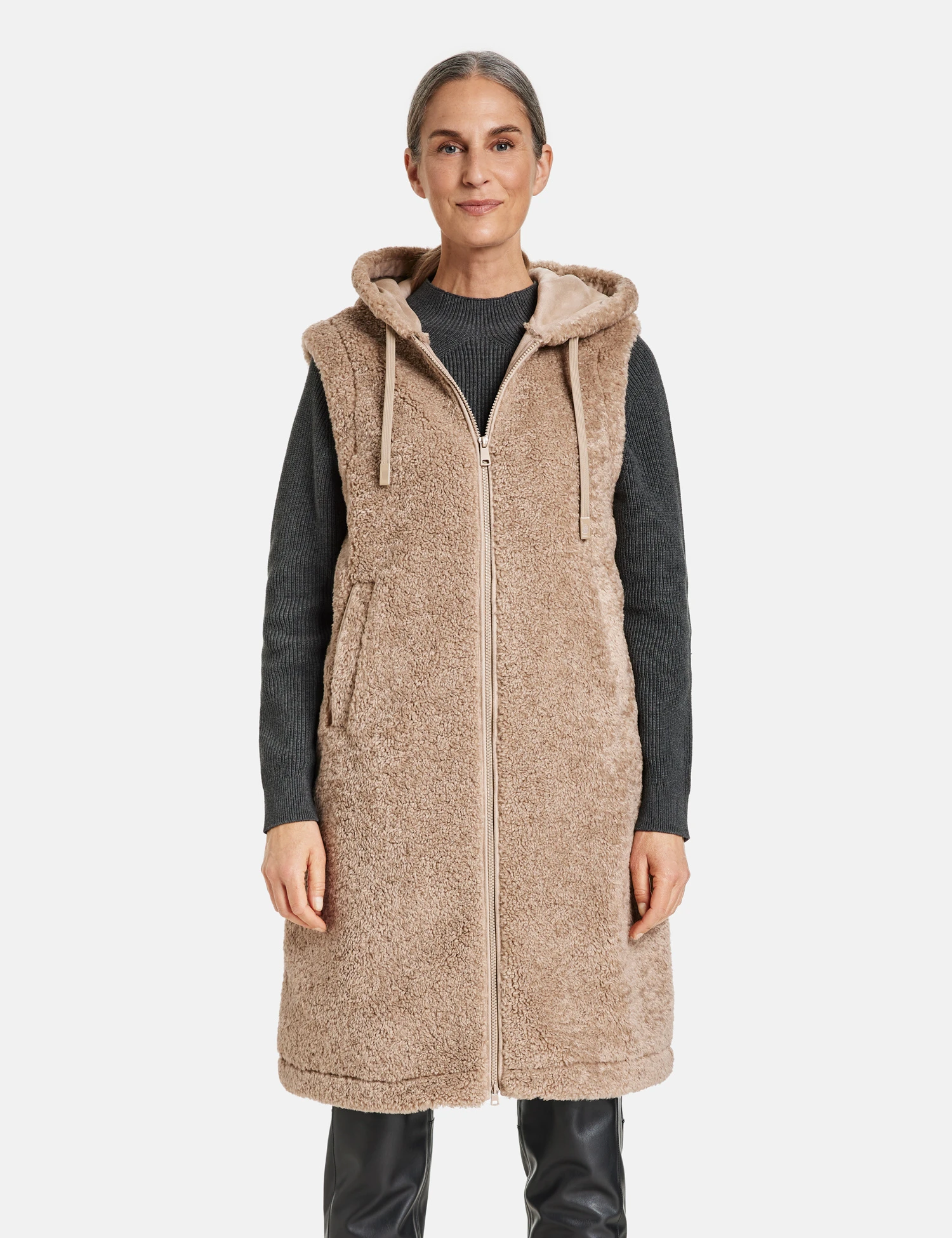 Gerry Weber Longweste Mit Kapuze Und Material-Patch 9 Gerry Weber Longweste Mit Kapuze Und Material-Patch – Bild 7