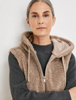 Gerry Weber Longweste Mit Kapuze Und Material-Patch 12 Gerry Weber Longweste Mit Kapuze Und Material-Patch -Gerry Weber Verkäufe longweste mit kapuze und material patch 100