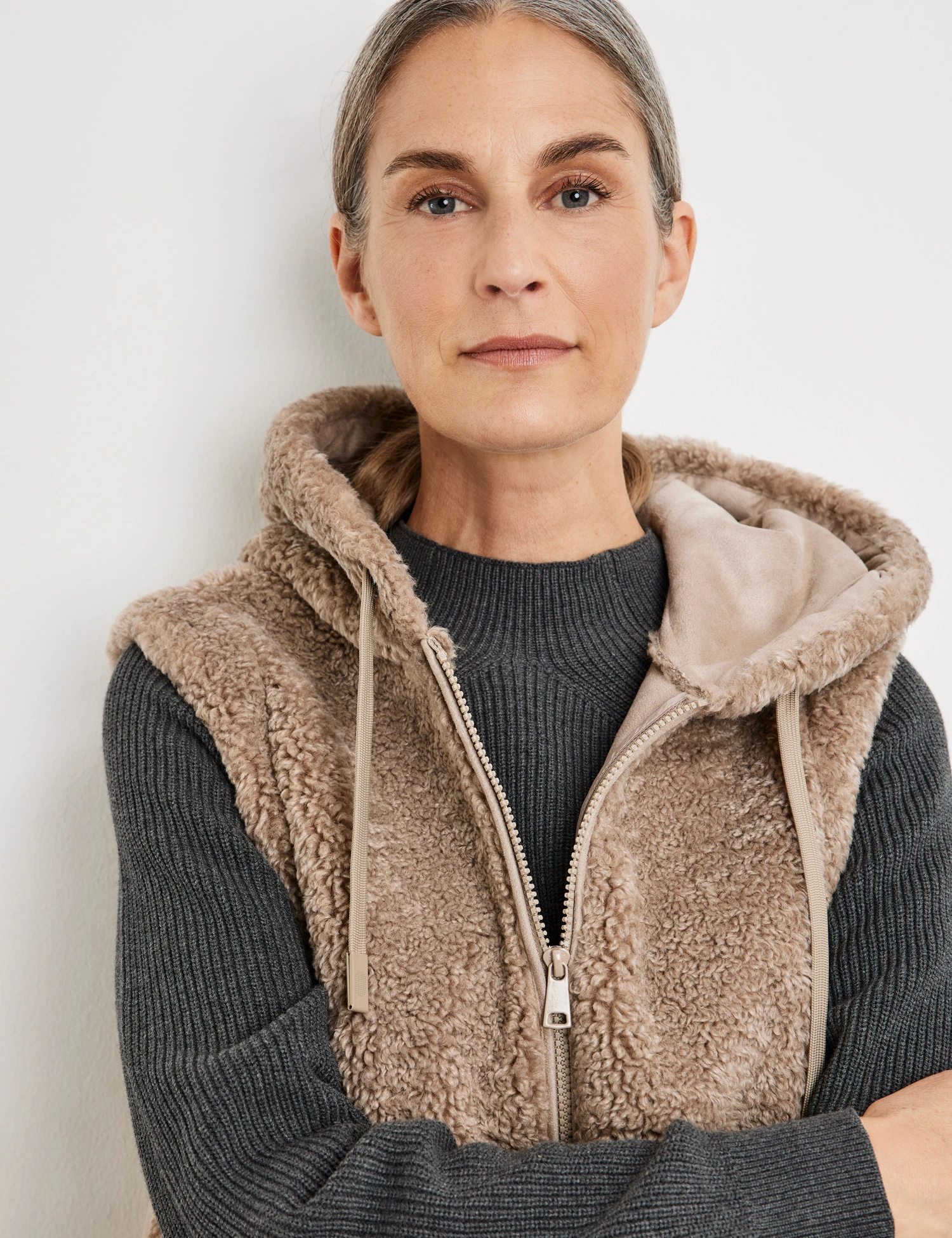 Gerry Weber Longweste Mit Kapuze Und Material-Patch 6 Gerry Weber Longweste Mit Kapuze Und Material-Patch – Bild 4