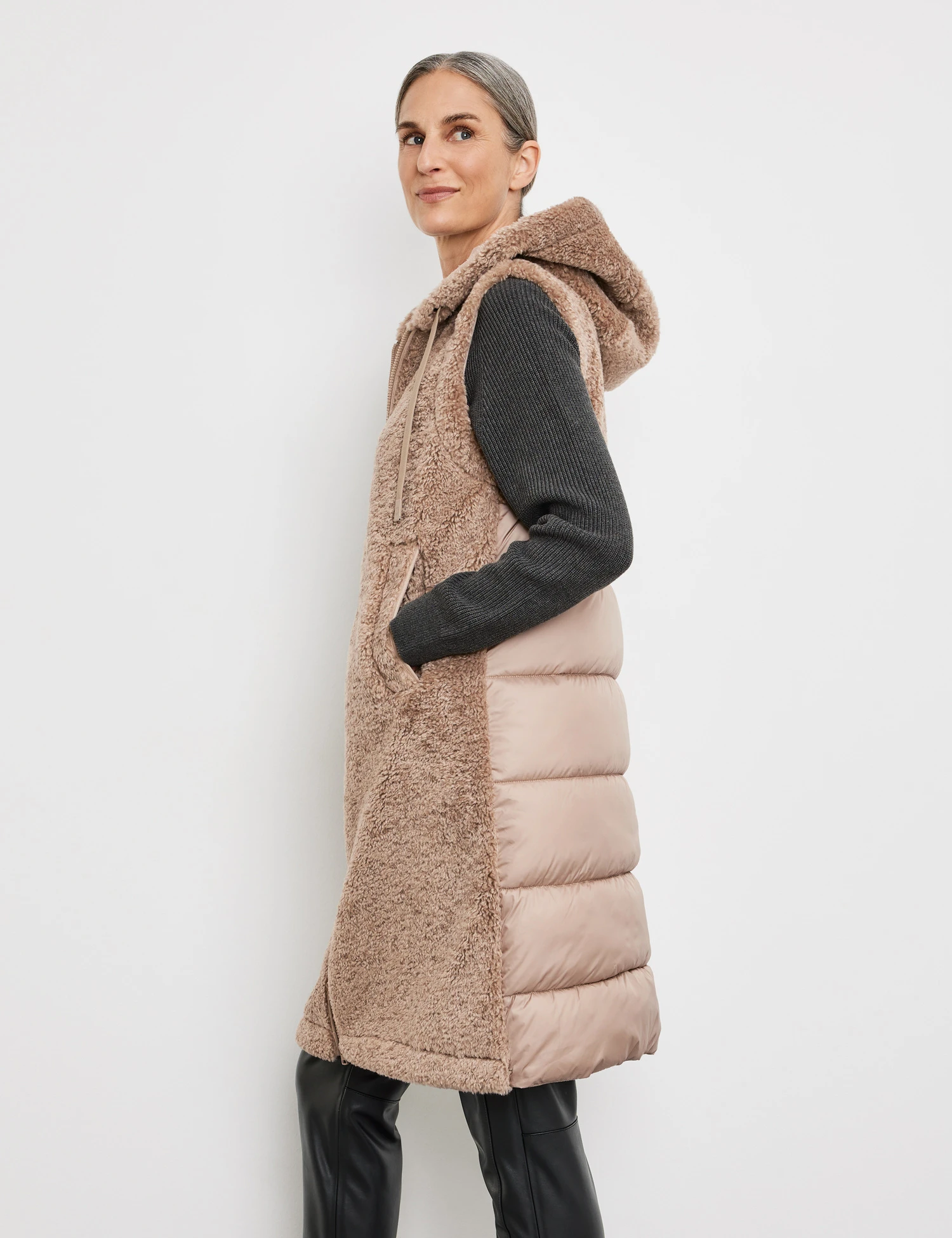 Gerry Weber Longweste Mit Kapuze Und Material-Patch 7 Gerry Weber Longweste Mit Kapuze Und Material-Patch – Bild 5