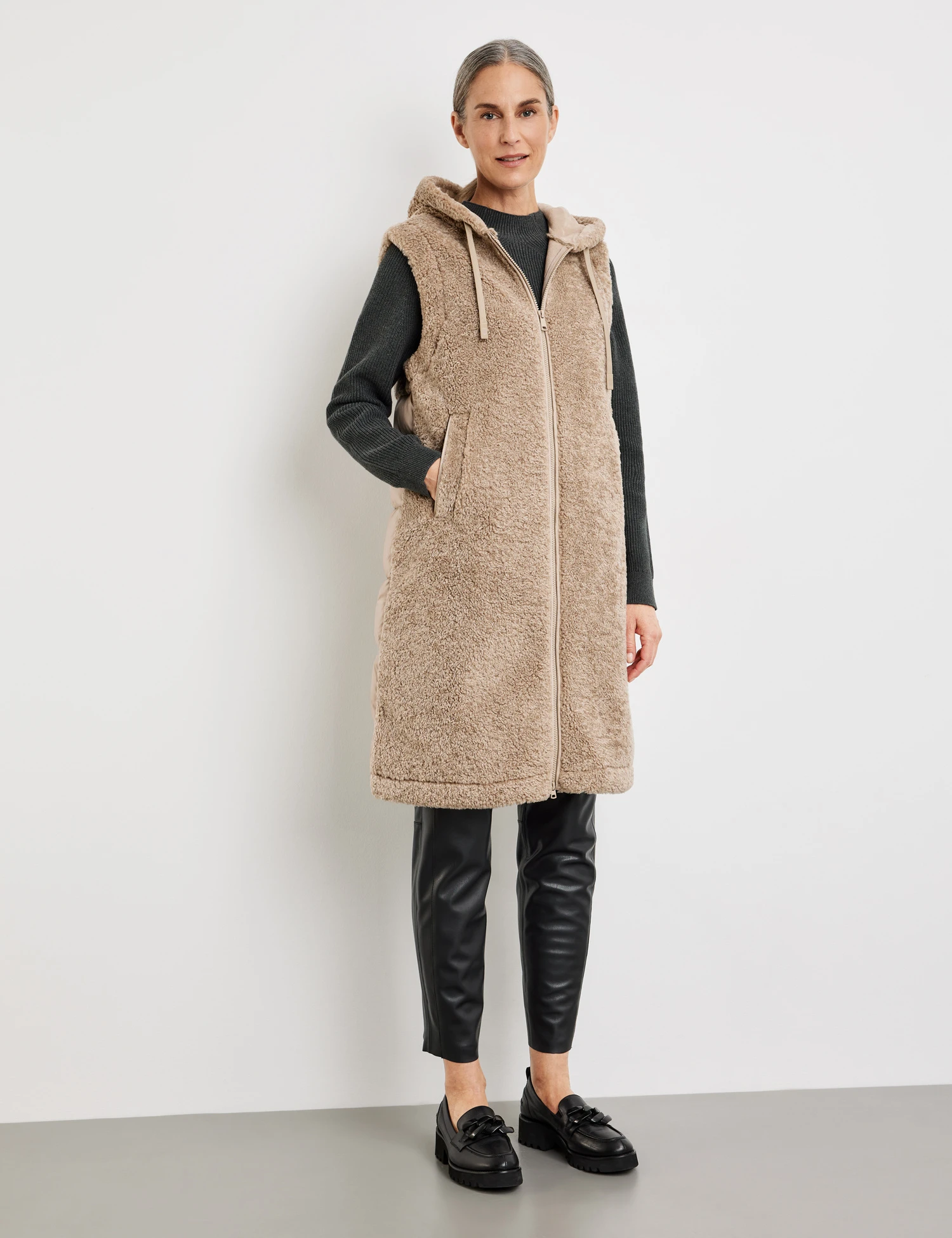 Gerry Weber Longweste Mit Kapuze Und Material-Patch 3 Gerry Weber Longweste Mit Kapuze Und Material-Patch