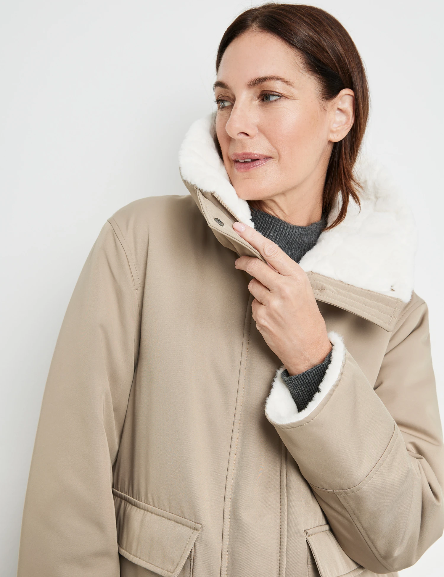 Gerry Weber Outdoorjacke Mit Aufgesetzten Taschen Und Webpelzbesatz 6 Gerry Weber Outdoorjacke Mit Aufgesetzten Taschen Und Webpelzbesatz – Bild 4