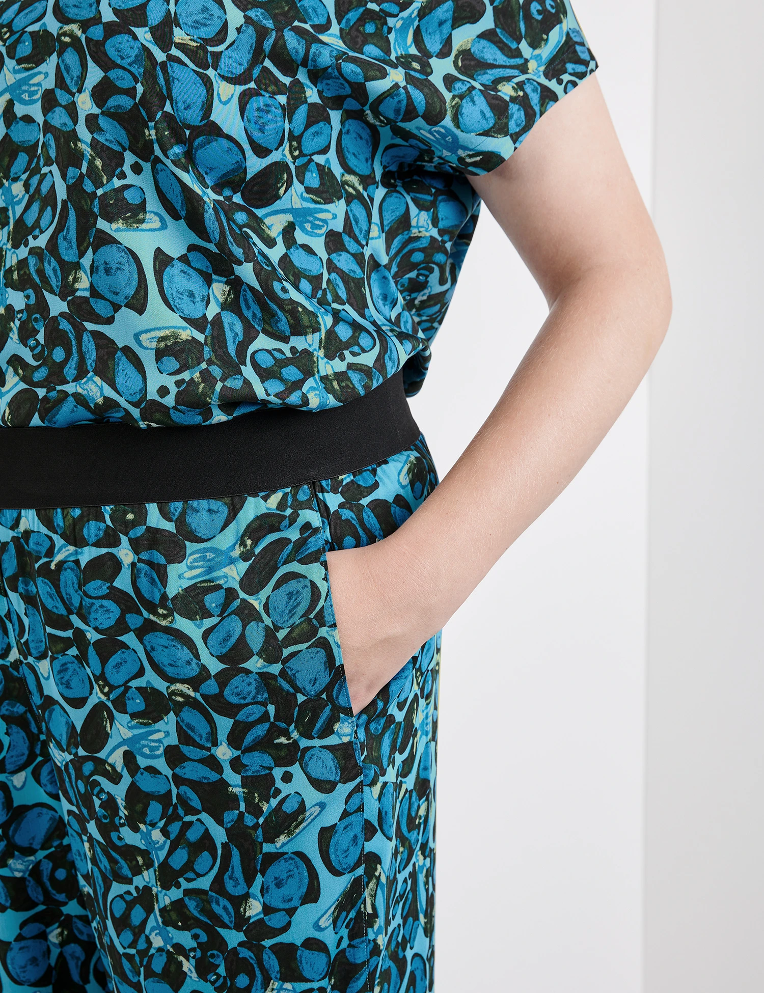 Palazzohose Mit Print Carlotta 6 Palazzohose Mit Print Carlotta – Bild 4