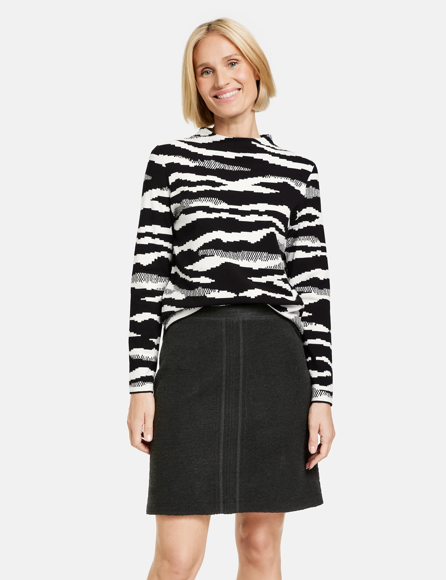 Gerry Weber Pullover In Jaquard-Strick Mit Kurzem Stehkragen 9 Gerry Weber Pullover In Jaquard-Strick Mit Kurzem Stehkragen – Bild 7