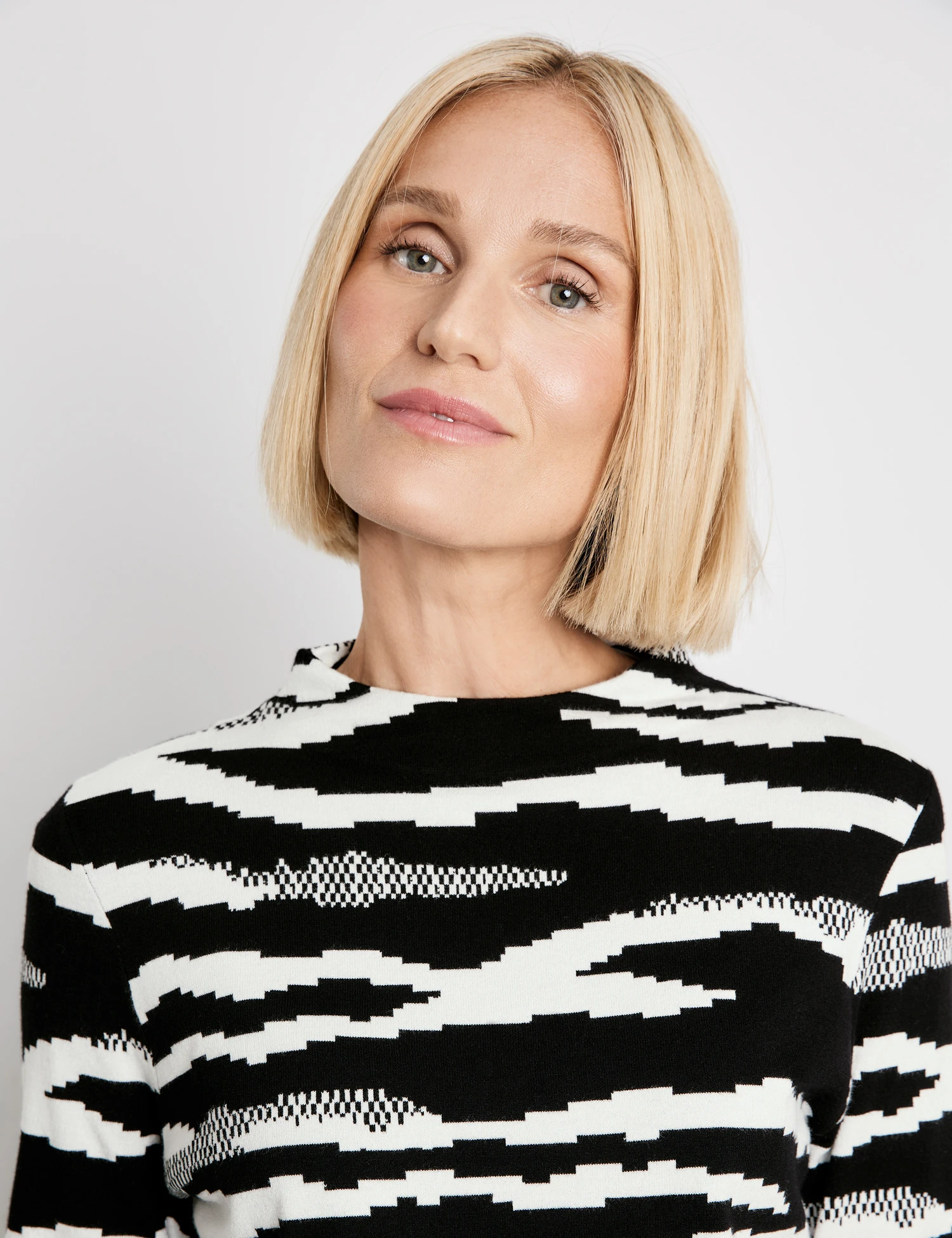 Gerry Weber Pullover In Jaquard-Strick Mit Kurzem Stehkragen 6 Gerry Weber Pullover In Jaquard-Strick Mit Kurzem Stehkragen – Bild 4