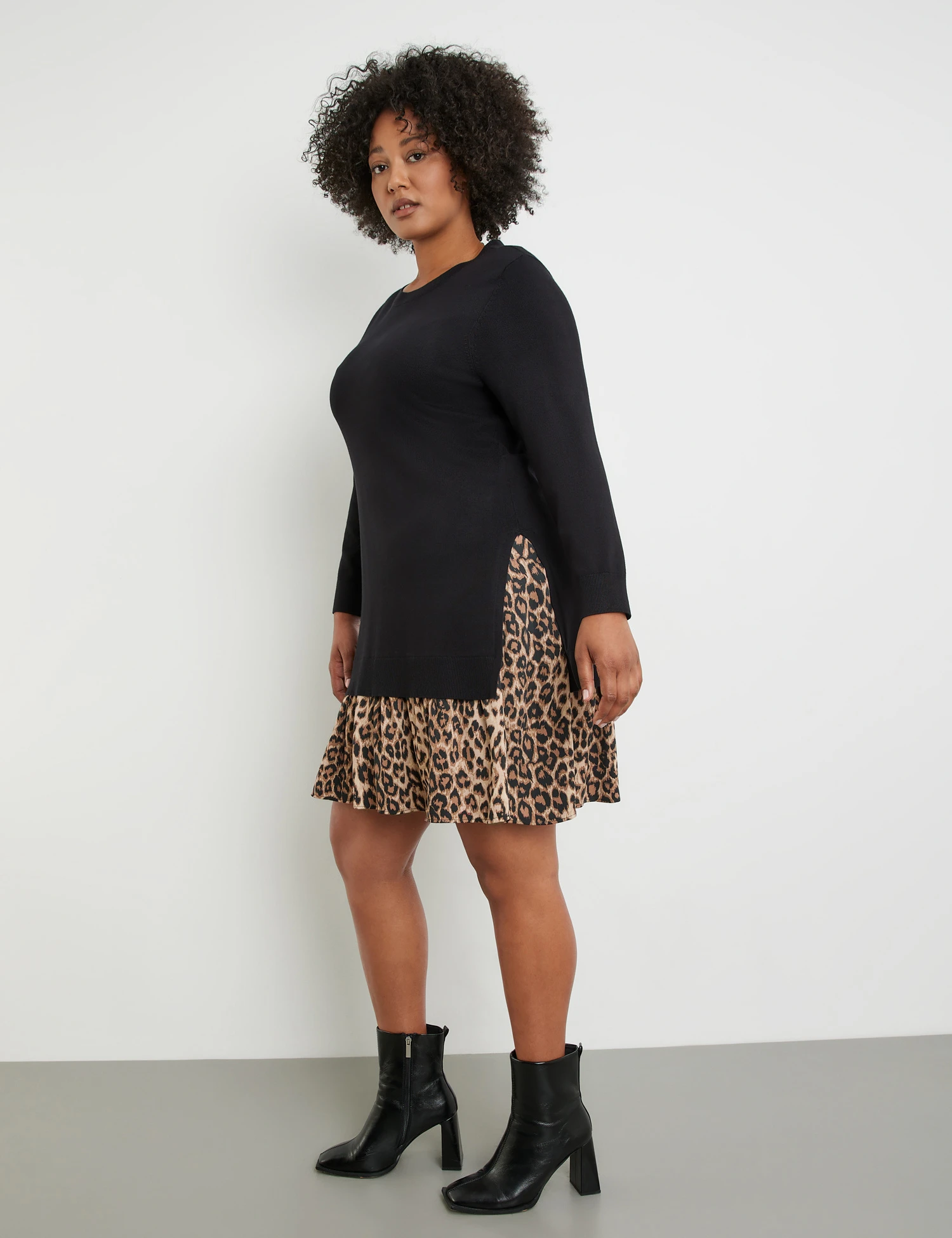 Strickkleid Mit Leomuster-Saum 7 Strickkleid Mit Leomuster-Saum – Bild 5